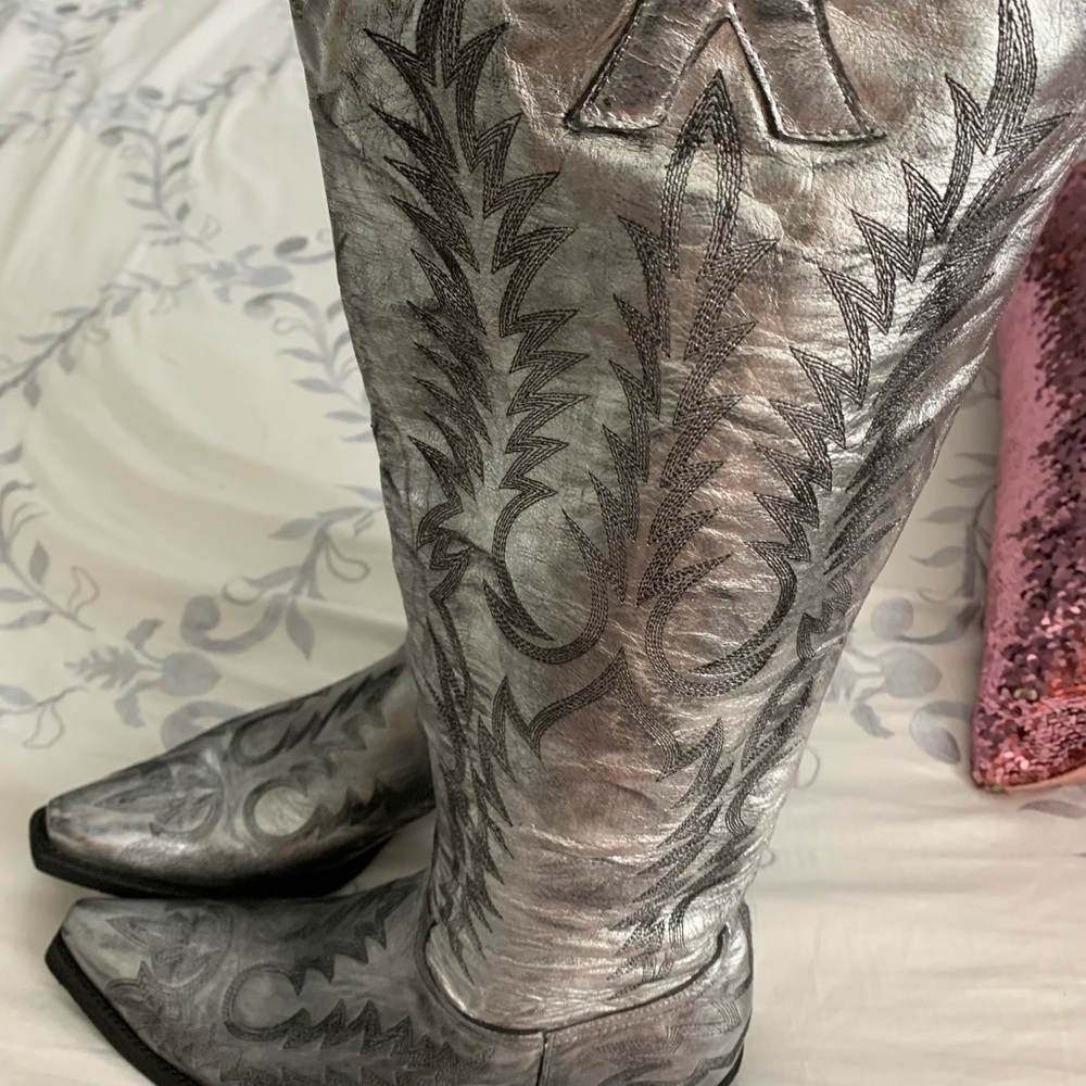 Fabulous Old Gringo boots. To the knee